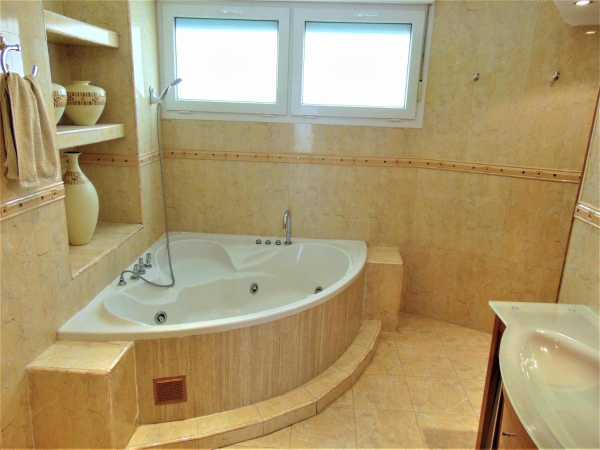 Beachfront, Two Bed- & Bathrooms, Private Parking ฟูเอนฮิโรลา ภายนอก รูปภาพ