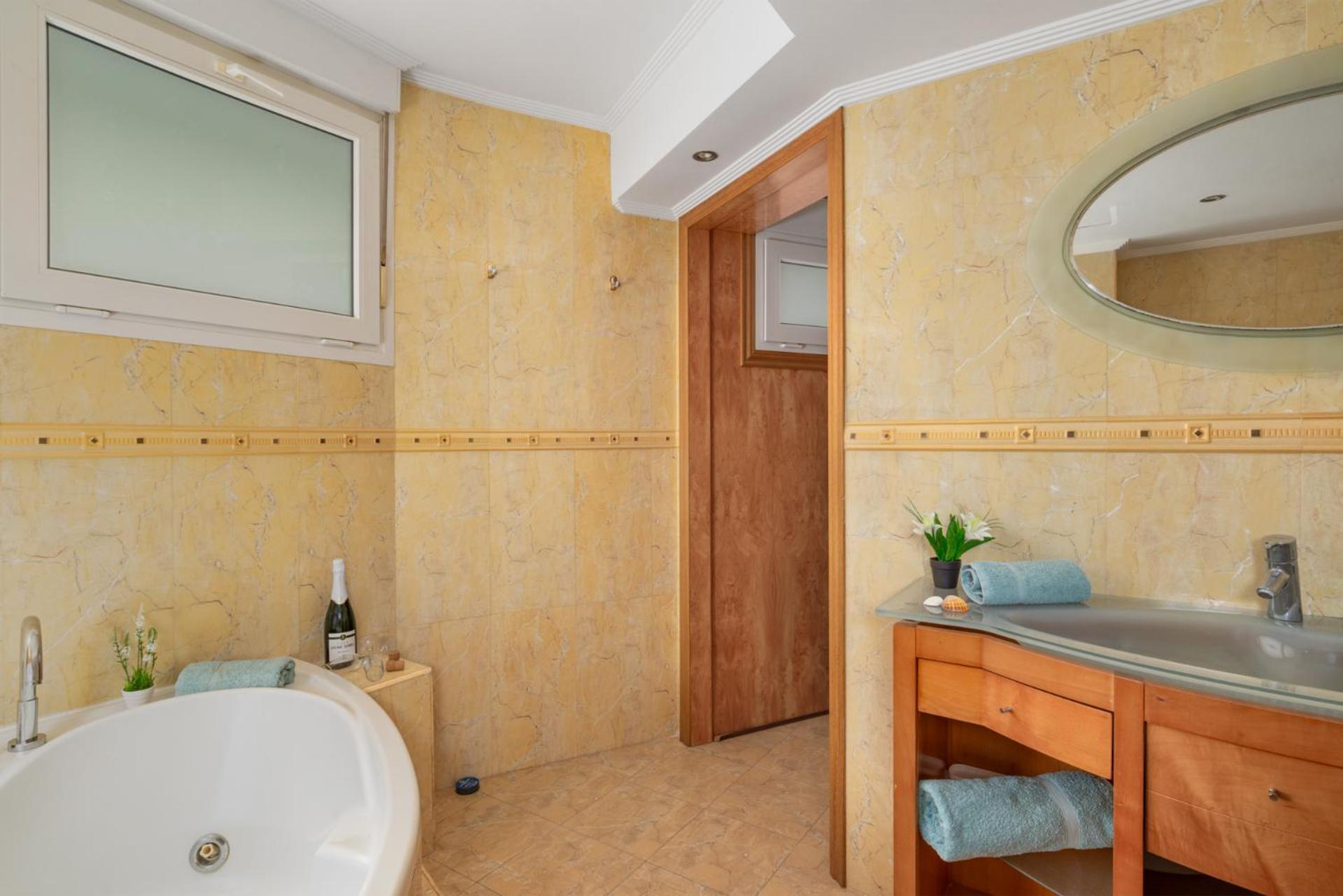 Beachfront, Two Bed- & Bathrooms, Private Parking ฟูเอนฮิโรลา ภายนอก รูปภาพ