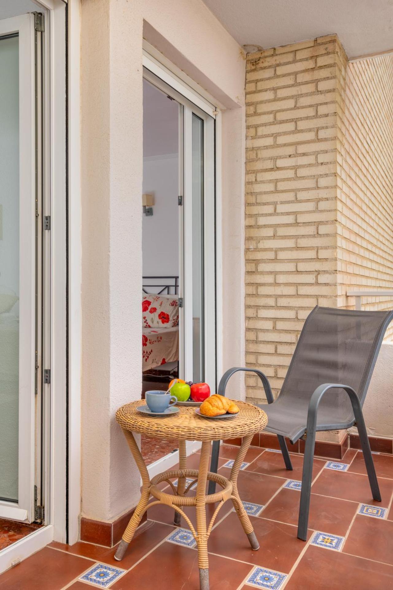 Beachfront, Two Bed- & Bathrooms, Private Parking ฟูเอนฮิโรลา ภายนอก รูปภาพ